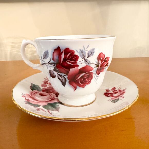 Queen Anne Tea Cup and Saucer Pink & Red Roses Bone China Vintage Gold Trimmed - Picture 2 of 5